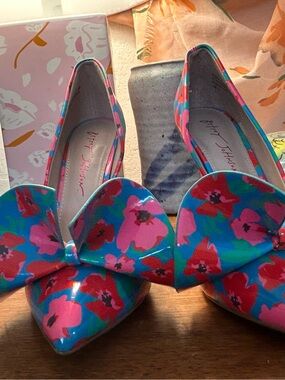 NWOT Betsey Johnson Nobble Teal Floral Pointed Bow Heels with Pink & Red Accents